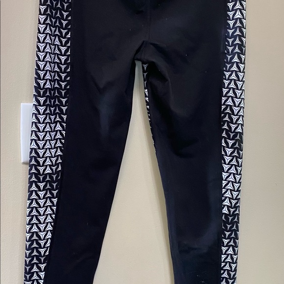 Two pairs of Victoria’s Secret sport leggings - Picture 5 of 10